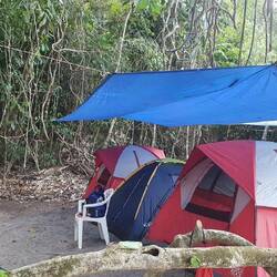 Der Kapitän Orlando und unser Koch, der 18 Jahre junge Hubensio neben den Zelten.