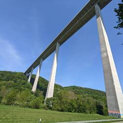 Kenner & Adleraugen haben sie auf dem vorherigen Bild schon gesehen: Die Kochertalbrücke, 185m hoch