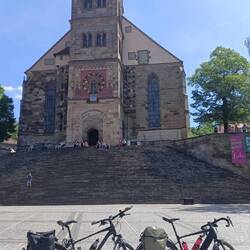 Kurzes Posen vor der Kirche, danach geht's auf die Suche nach etwas Essbaren 😋