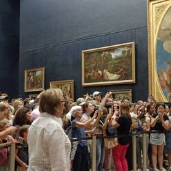 The crowd for Mona Lisa