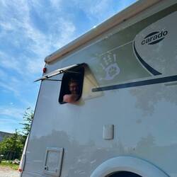 Was ich mir immer schon gewünscht habe.... dass mein Mann mir von der Toilette aus winken kann 😳