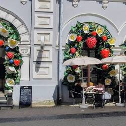 Viele Cafés empfangen die Gäste mit üppiger Deko