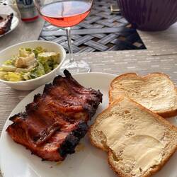 Mein Muttertagsessen. Spareribs, Cesar Salad, Toast und ein Glas kalifornischen Rosé.