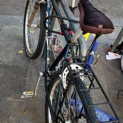 Ich habe mir einen Gepäckträger anbringen lassen. Nach Valencia geht es mit Fahrradtasche + Rucksack