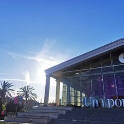 Direkt daneben das gepflegte Nationaltheater.