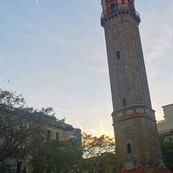 Zurück in Gràcia wird in Absperrgittern gefeiert - ein Sportverein?