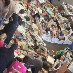 Wie können sie denn so mit den Büchern umgehen 😳