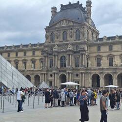 Die Schlange für den Louvre ist nicht zu vergleichen mit dem Petersdom