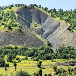 Starting with foothills in the morning sun. Erosion is omnipresent in these young mountains.
