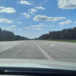 2 in 1 Straße und auch für alle Eventualitäten ein Flugzeuglande- bzw.Startbahn.