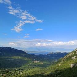 Blick zurück zum See und den Bergen Montenegros und Albaniens im Hintergrund