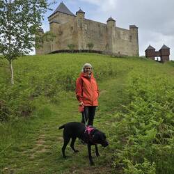 Track up to the Château fort through the watch tower gate