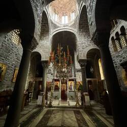 Der Altarraum im Katholikum