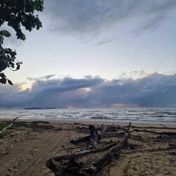 Der Zyklon, im Dezember 2023 hat alles unter Wasser gestellt und viel Treibholz angeschwemmt