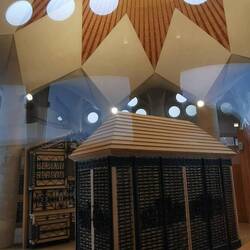 Sieht gar nicht so nach Gaudi aus - Aufbewahrung der Utensilien für die Messe