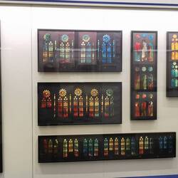 Die Fenster werden erst mit Aquarellfarben entworfen