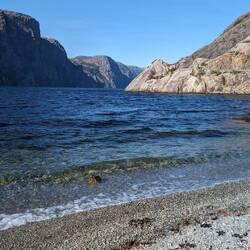 Es haben Leute gebadet, ich ähm, ne, ist mir noch zu frisch mit dem Wind dazu. 😬