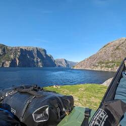 Außer Wind und mal die Geräusche eines Bootes oder einem Auto nix zu hören. Geil.