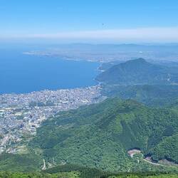Im Hintergrund liegt die Stadt Oita.