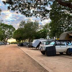 Wir stehen auf einem Caravanpark