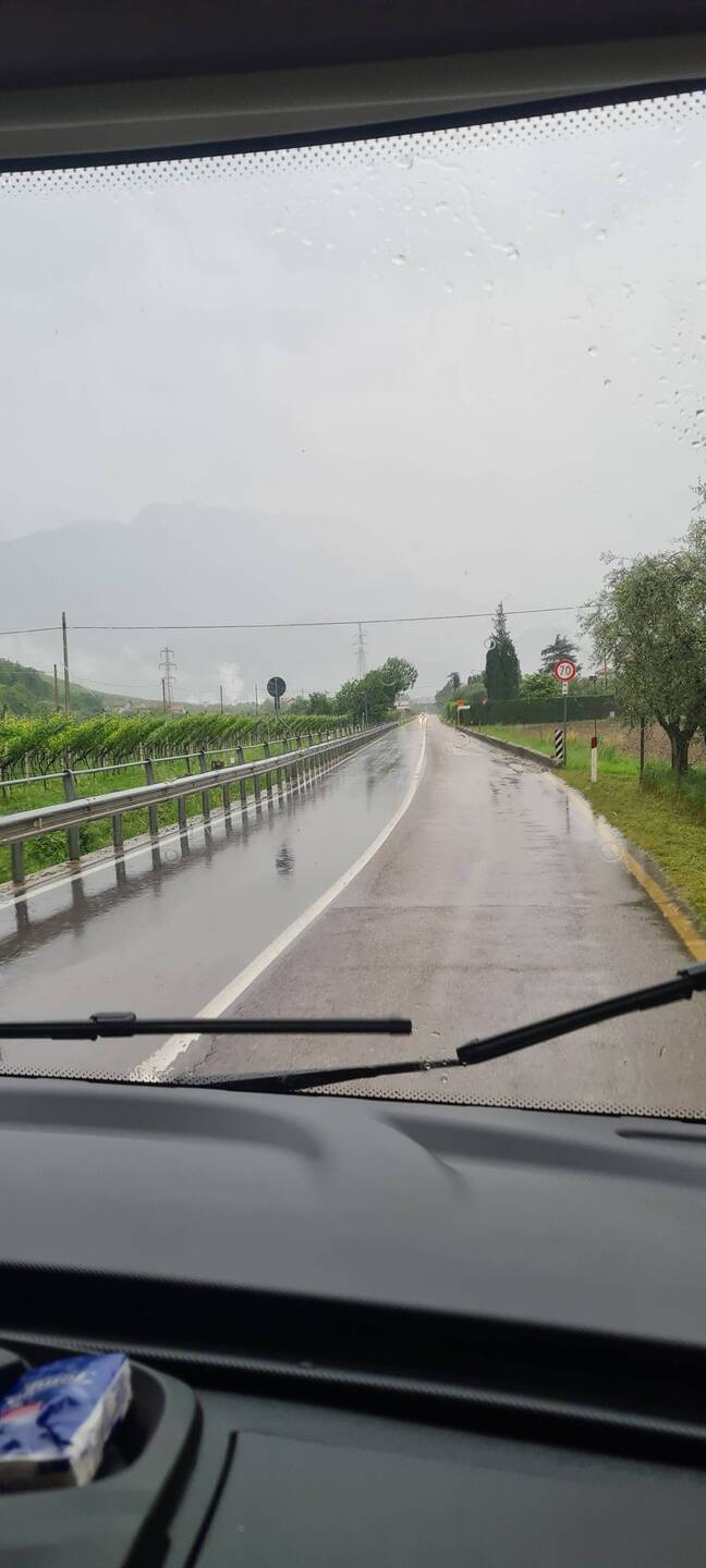 Abfahrt in Torbole bei Regen.