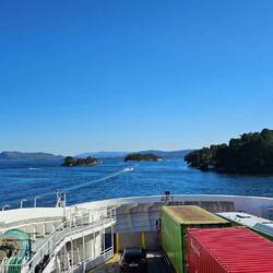 Le ferry slalome entre les îlots