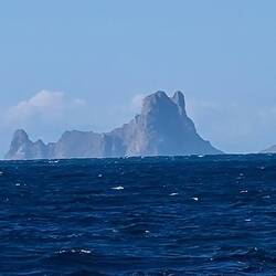 Es Vedrá Felsen von Formentera aus gesehen