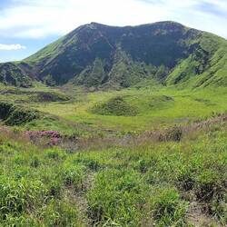 Unser erster Gipfel entuppt sich als erloschener Vulkan.
