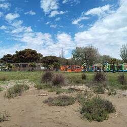 Blick auf den Campingplatz mit Ferienhütten.