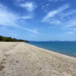 der fast menschenleere Sandstrand