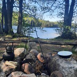 Mis en place: gleich wird ein letztes Mal am Feuer gekocht.