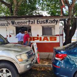 Wuppertal ist überall: Kiosk vor dem Justizgebäude