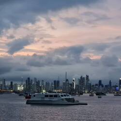 Blick auf die Skyline am Abend
