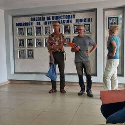 Warten im Justizgebäude