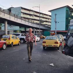 Grobi wartet auf die Polizeiinspektion