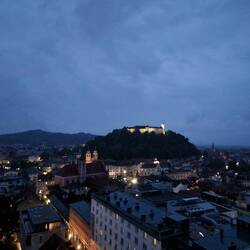 Nochmals die Aussicht vom Neboticnik, mit dem Schloss Ljubljanski Grad auf dem Hügel.