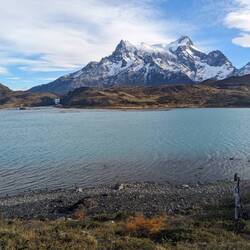 Pohled na vodopád Salto Grande s Paine Grande v pozadí