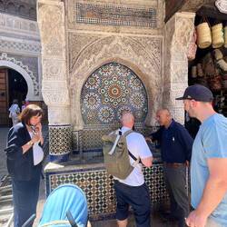 Einer der vielen Brunnen inkl. Guide