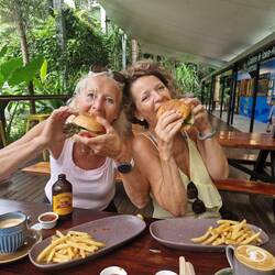 so viel frische Luft gibt Appetit, Martha isst die Spezialität ,Krokodil Burger' happy mother's day♡