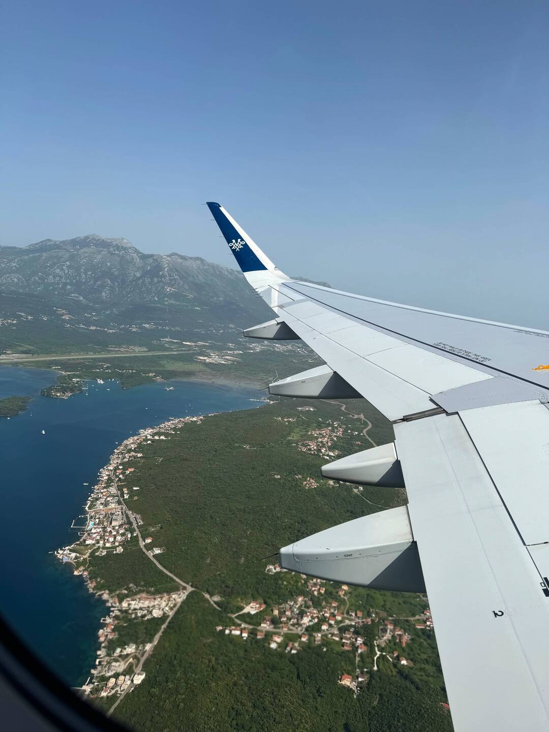 Rückflug. Blick auf den Flughafen Tivat