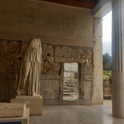 Stoa of Attalos, statues everywhere