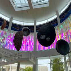 Installation einer Tongva-indigenen Künstlerin in der Eingangshalle.
