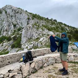 Zwischentrocknen am Sattel, dann geht es noch dort hoch.