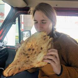 Isi frühstückt an der Grenze