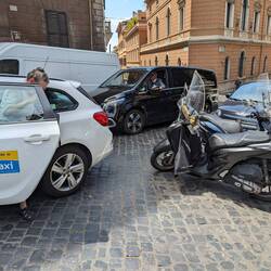 Traffic fascinates us in Roma!