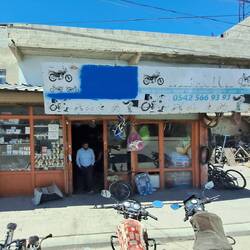 Geschäfte am Straßenrand