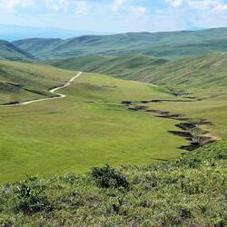 Small river carving meanders in the high plain