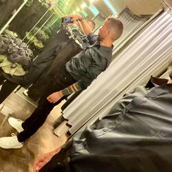 Alternativ kann ich mein neues Outfit auch mit einem schwarzen T-Shirt kombinieren. 😉