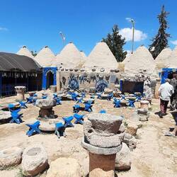 Einige der wenigen "Trullihäuser", die es in Harran noch gibt, wurden für den Tourismus renoviert,..