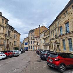 rechts das Hôtel de Rouyns >>>